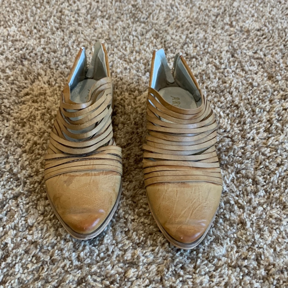 Camel A Rider Girl size 6 loafers